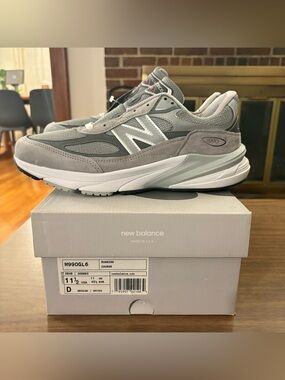 Brand new never worn men’s New Balance 990v6 sneakers men’s size 11.5